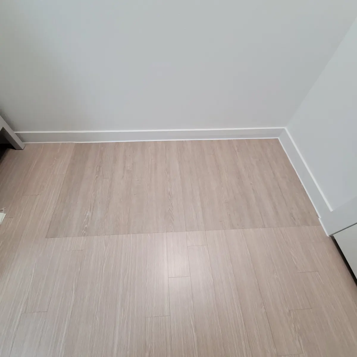 장 철거 자리에 마루를 채워 넣은 방 바닥 이후