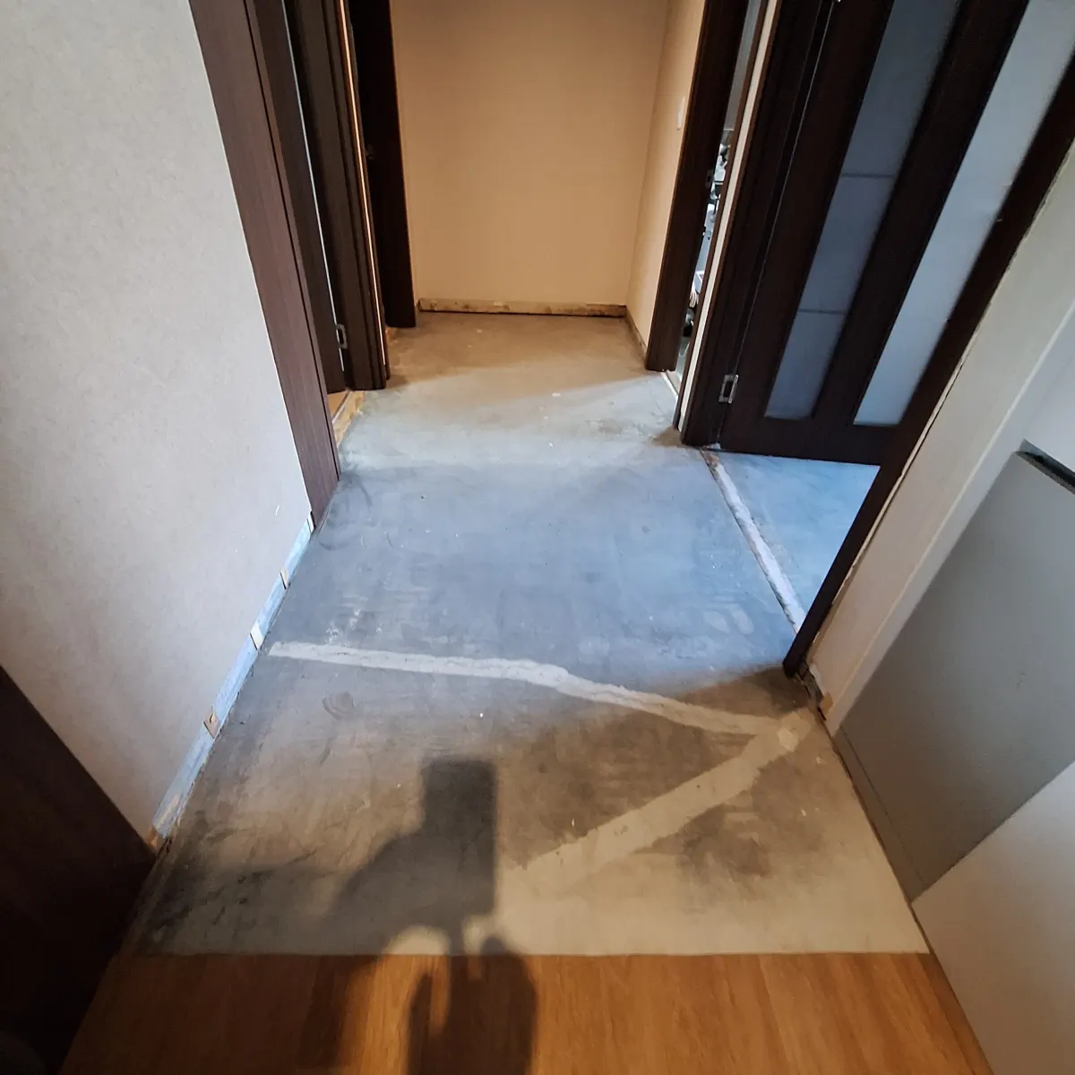 복도 강화마루를 걷어 낸 뒤 드러난 바닥 철거 진행 중